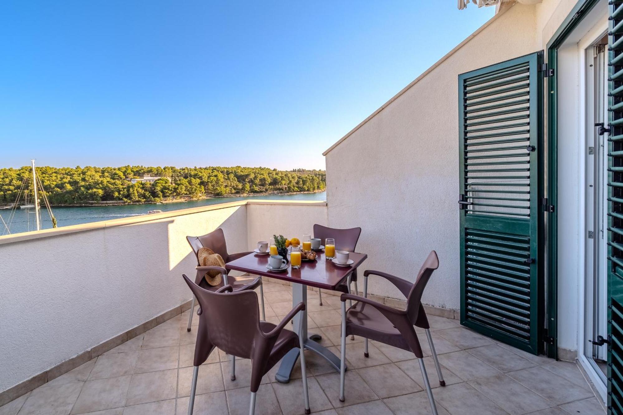 Apartment Milna - With Swimming Pool & Amazing Seaviews, Above Bijaka Beach المظهر الخارجي الصورة